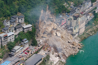 山崩れで死者・不明４０人超