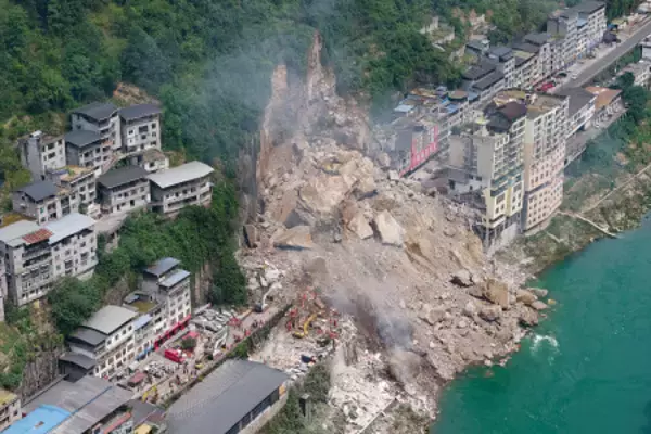 山崩れで死者・不明４０人超
