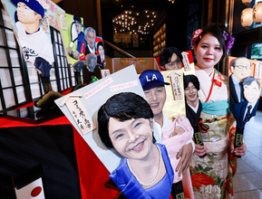 大谷選手や高市氏ずらり＝恒例の「変わり羽子板」―東京