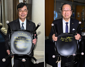 坂口さんと北川さん、ノーベル博物館に＝漫画イラストなど寄贈