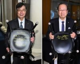 坂口さんと北川さん、ノーベル博物館に＝漫画イラストなど寄贈