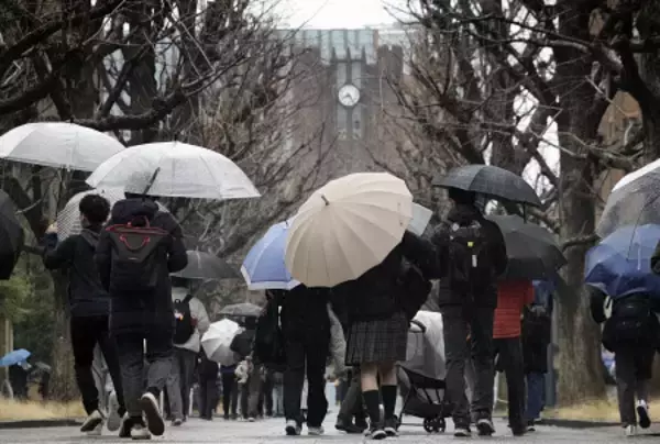 試験会場に向かう受験生