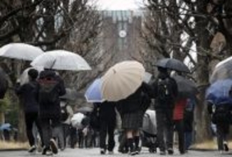 試験会場に向かう受験生