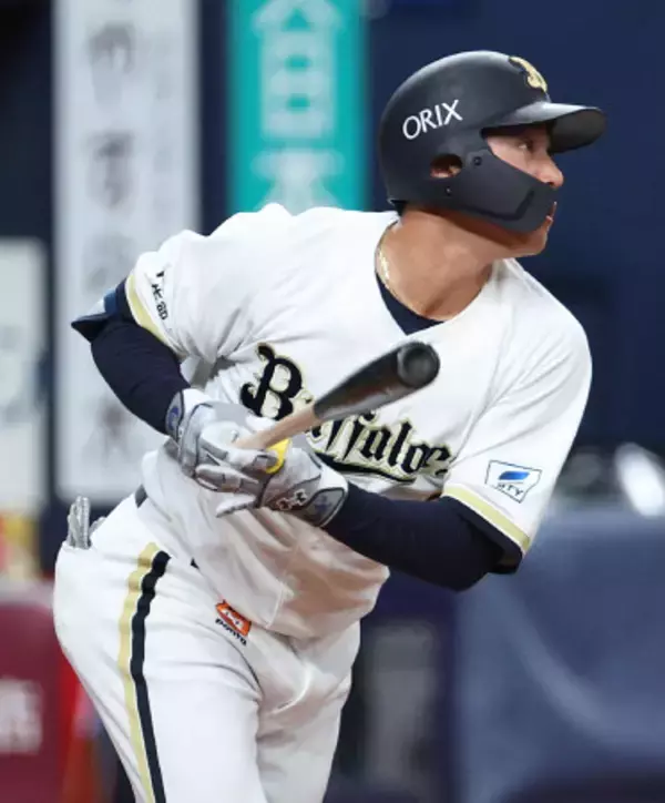 来田の適時三塁打　プロ野球