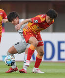 「競り合う稲垣と鶴野　Ｊリーグ」の画像1