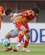 競り合う稲垣と鶴野　Ｊリーグ