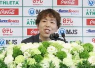 記者会見する岩清水　サッカー