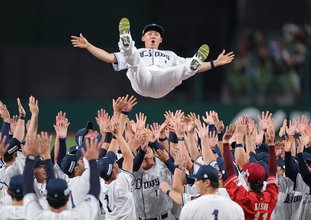 胴上げされる栗山　プロ野球