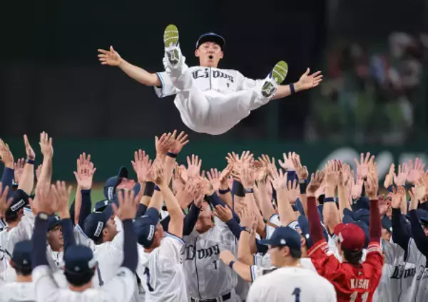 胴上げされる栗山　プロ野球
