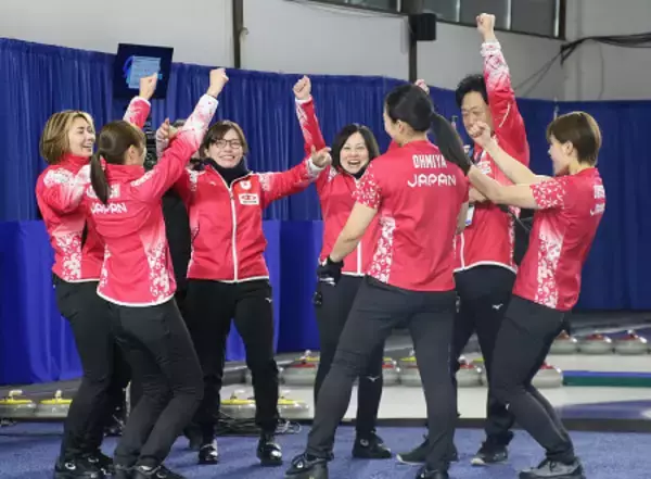 喜ぶ日本女子チーム