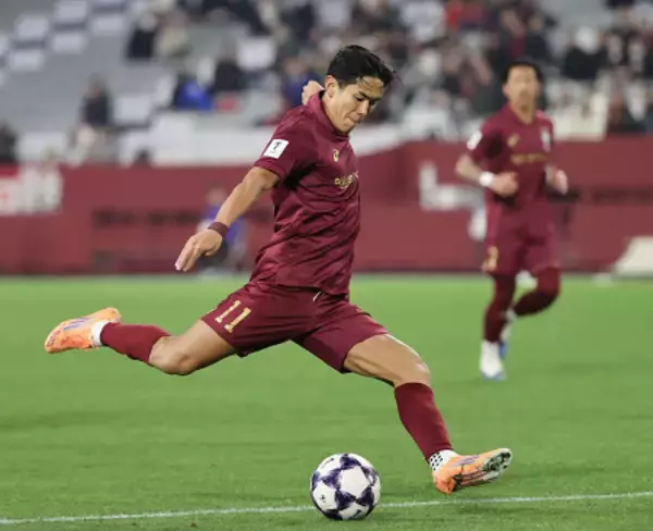 ゴールを決める武藤　サッカー