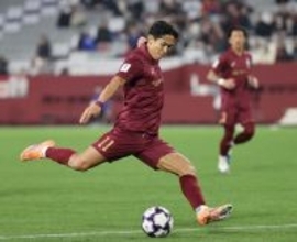 ゴールを決める武藤　サッカー