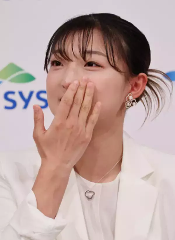 涙をぬぐう坂本さん