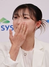 涙をぬぐう坂本さん