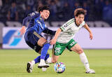 「競り合う中村と熊取谷　Ｊリーグ」の画像1