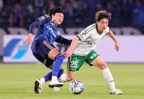 競り合う中村と熊取谷　Ｊリーグ