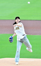 卓球の石川佳純さんが始球式＝米大リーグ