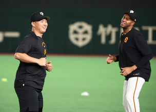 笑顔の小笠原ら　プロ野球