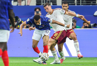 ボールを奪うルイス　Ｗ杯サッカー