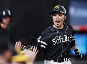 迎えられる近藤　プロ野球