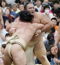 稽古する朝乃山