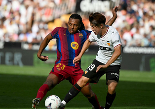 競り合う佐藤龍之介　サッカー