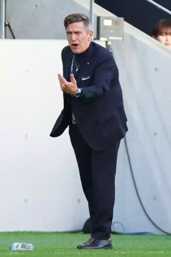 声を出すニールセン監督　サッカー