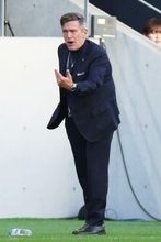 声を出すニールセン監督　サッカー