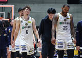 「引き揚げる比江島ら　バスケット天皇杯」の画像1