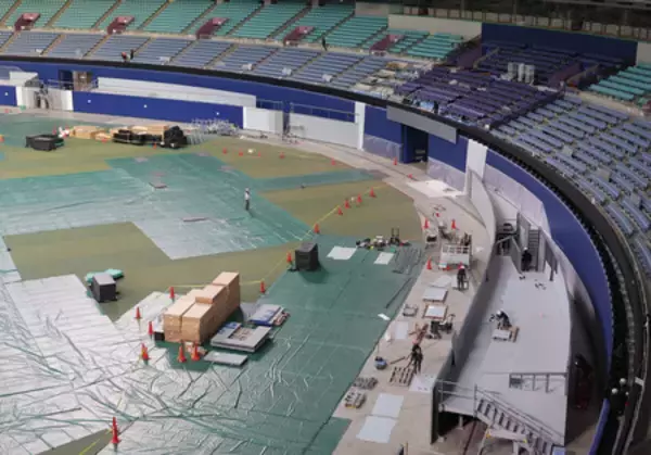 外野テラス席の工事公開＝プロ野球・中日