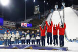 「表彰台に上がる日本チーム　五輪」の画像1