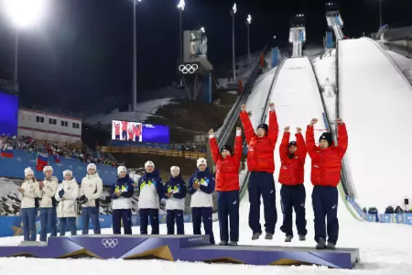 表彰台に上がる日本チーム　五輪