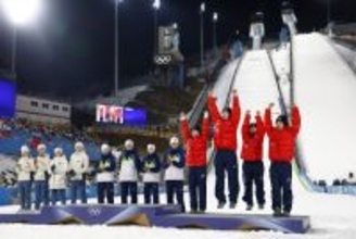 表彰台に上がる日本チーム　五輪