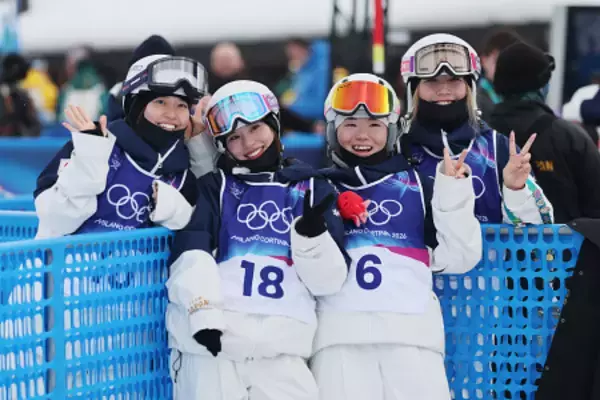 笑顔の冨高ら　五輪