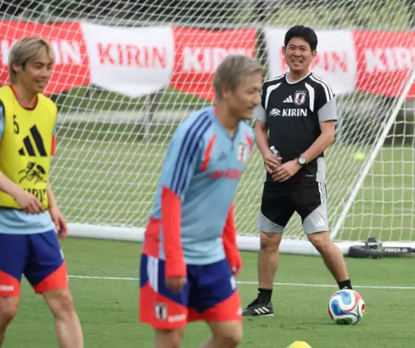 練習を見詰める森保監督　サッカー