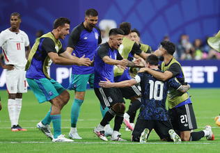メッシに駆け寄るアルゼンチンの選手