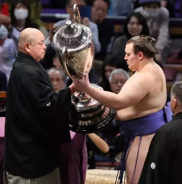 賜杯を受け取る安青錦