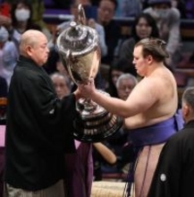 賜杯を受け取る安青錦