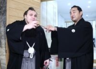 師匠、安青錦ねぎらう＝大相撲初場所