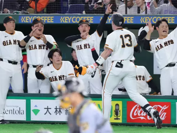 キャベッジを迎えるナイン　プロ野球