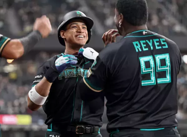 喜ぶ万波　プロ野球