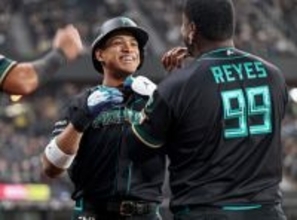 喜ぶ万波　プロ野球