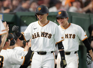 迎えられる吉川ら　プロ野球