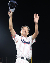 歓声に応える石川　プロ野球