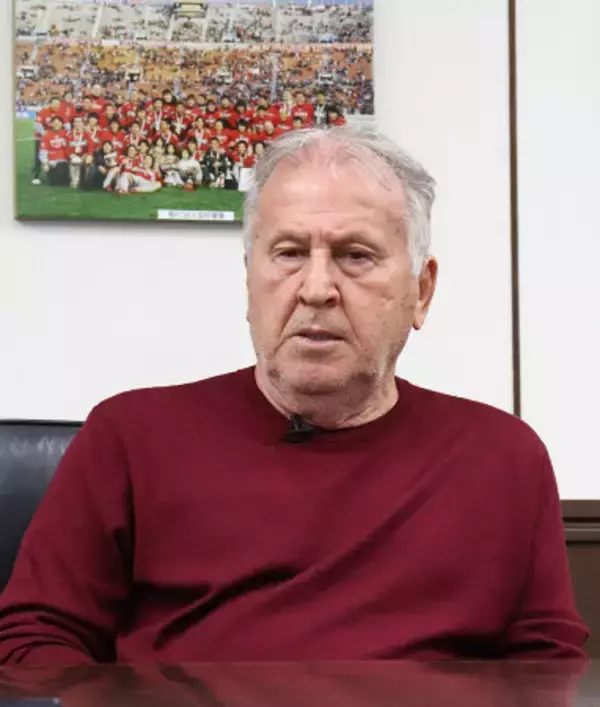 取材に応じるジーコ氏　サッカー
