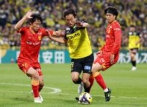 競り合う稲垣と中川　Ｊリーグ