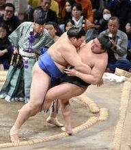大の里５連勝、安青錦に土＝大相撲九州場所５日目