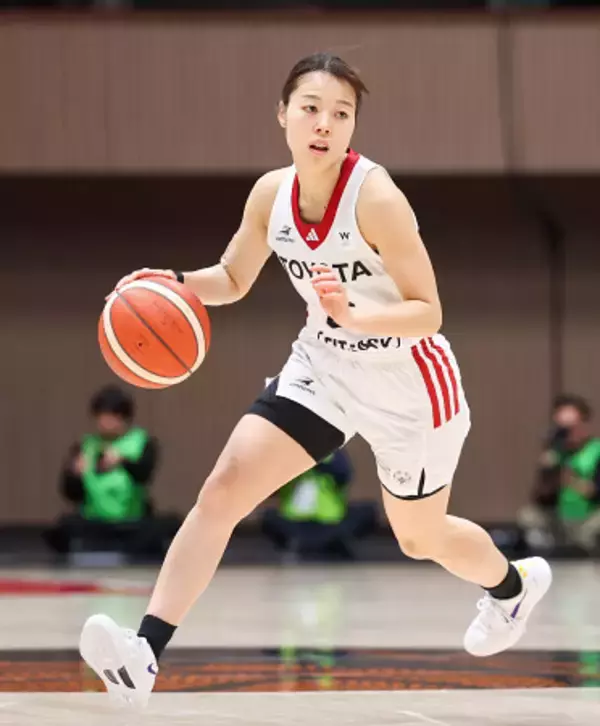 ドリブルする山本　全日本バスケット