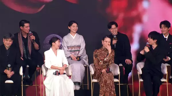 戸田恵梨香、爆笑！　男性キャストがマウントの取り合い