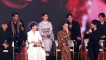 戸田恵梨香、爆笑！　男性キャストがマウントの取り合い